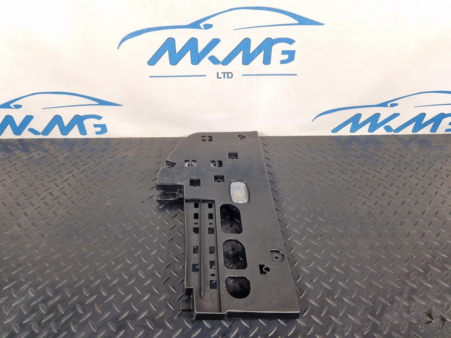 19-ON MERCEDES B CLASS W247 FRONT LEFT DASHBOARD LOWER TRIM COVER A2476809000