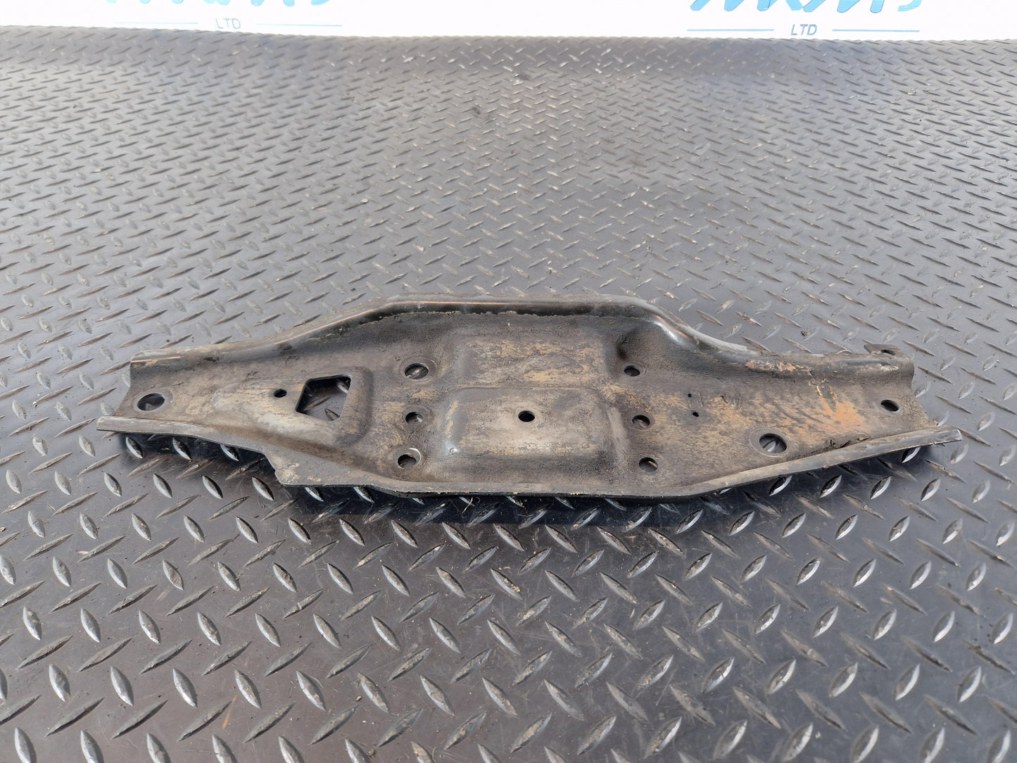 18-ON MERCEDES BENZ SPRINTER W907 FRONT BRACKET LEFT LOWER MOUNT A9076220700