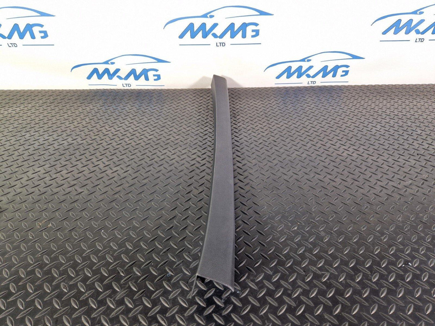 10-15 AUDI Q7 4L GENUINE OEM TAILGATE CENTRE COVER TRIM 4L0867606