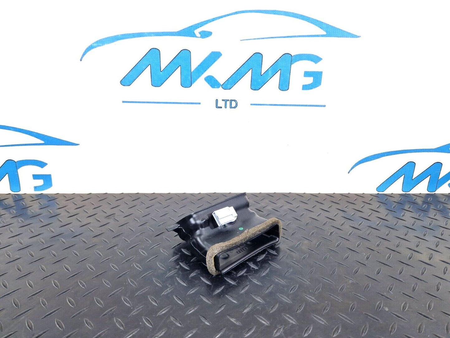 16-19 AUDI A4 AVANT B9 S-LINE OEM AIR CHANEL CONNECTING VENT 8W0857042