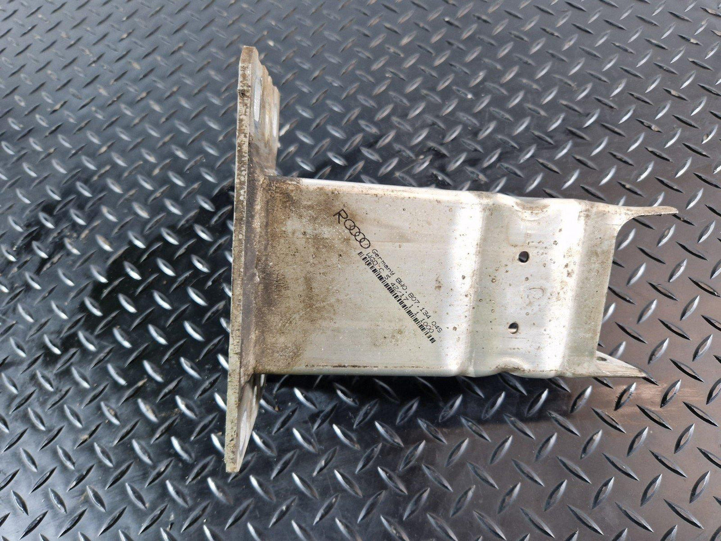 16-19 AUDI A4 B9 QUATTRO 2.0TDI OEM FRONT RIGHT REINFORCEMENT BRACKET 8W0807134