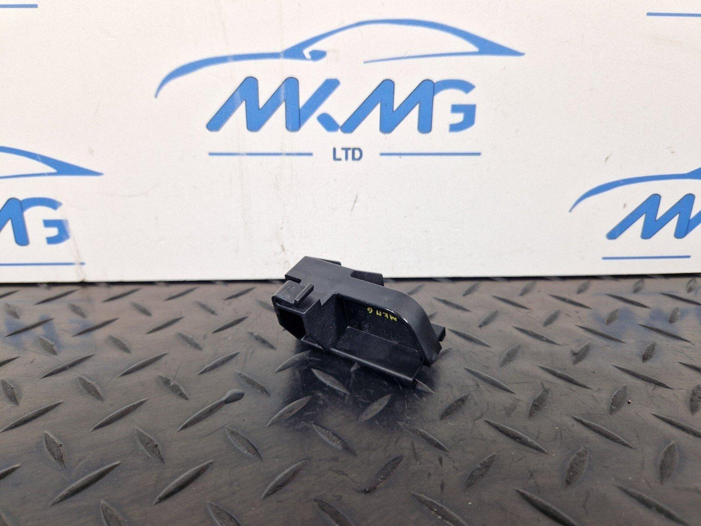 14-21 MERCEDES BENZ C200 W205 OEM AIR DUCT UPPER SEAL BRACKET A2058314700