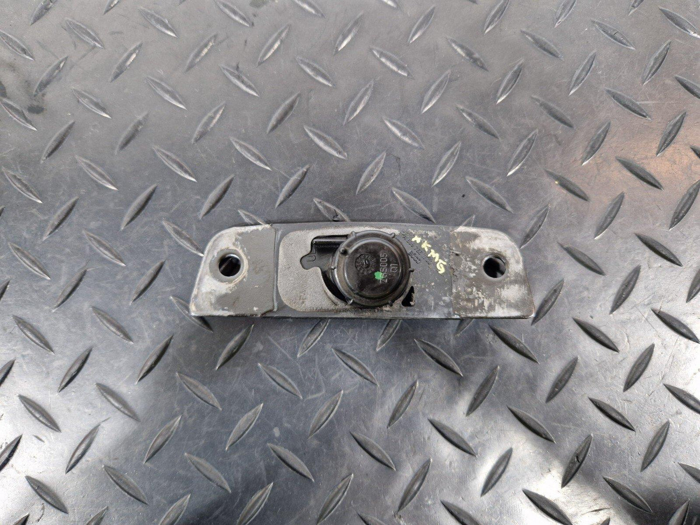 14-23 MERCEDES BENZ VITO W447 OEM LEFT LOWER WEDGE-TYPE STOP A6397661100