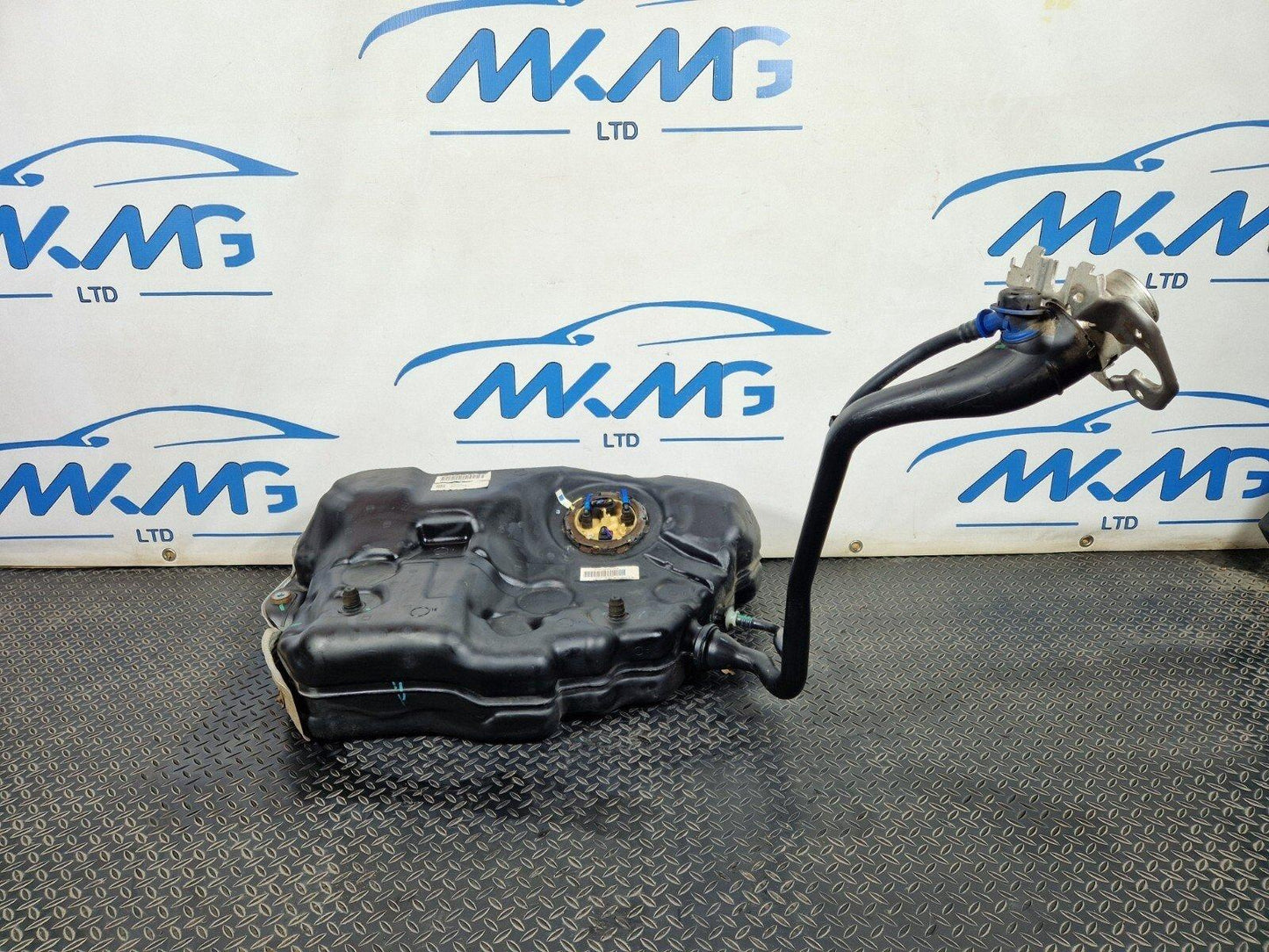 16-19 AUDI A4 B9 GENUINE DIESEL ENGINE FUEL TANK WITH PUMP  8W0201021BP
