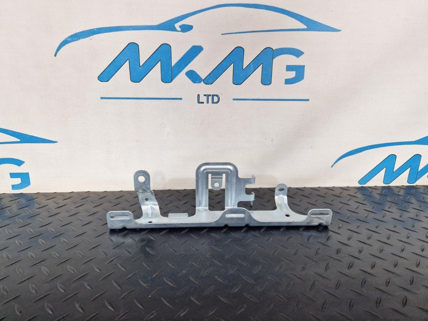 14-21 MERCEDES BENZ C300h W205 GENUINE RIGHT SIDE O/S BOOT BRACKET A2056914400