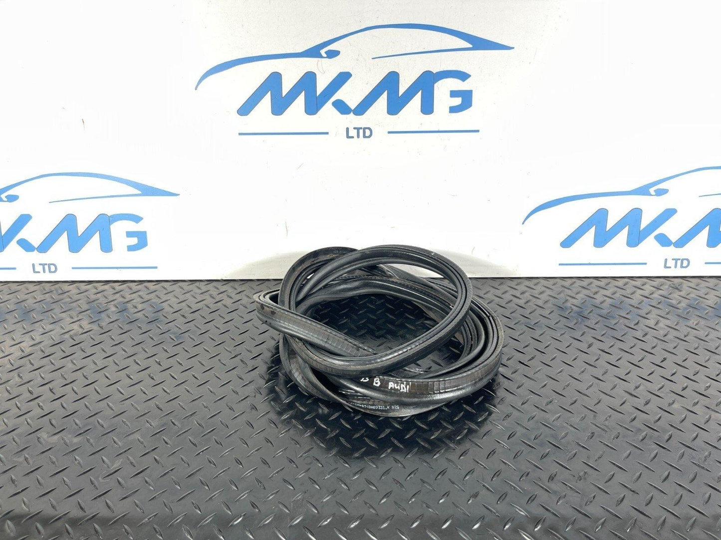 16-19 AUDI A4 B9 SALOON GENUINE TAILGATE RUBBER SEAL 8W5827705D