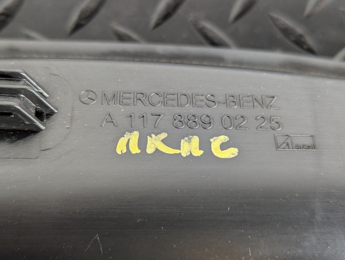 13-19 MERCEDES BENZ CLA W117 C117 FRONT RIGHT FENDER RUBBER SEAL A1178890225