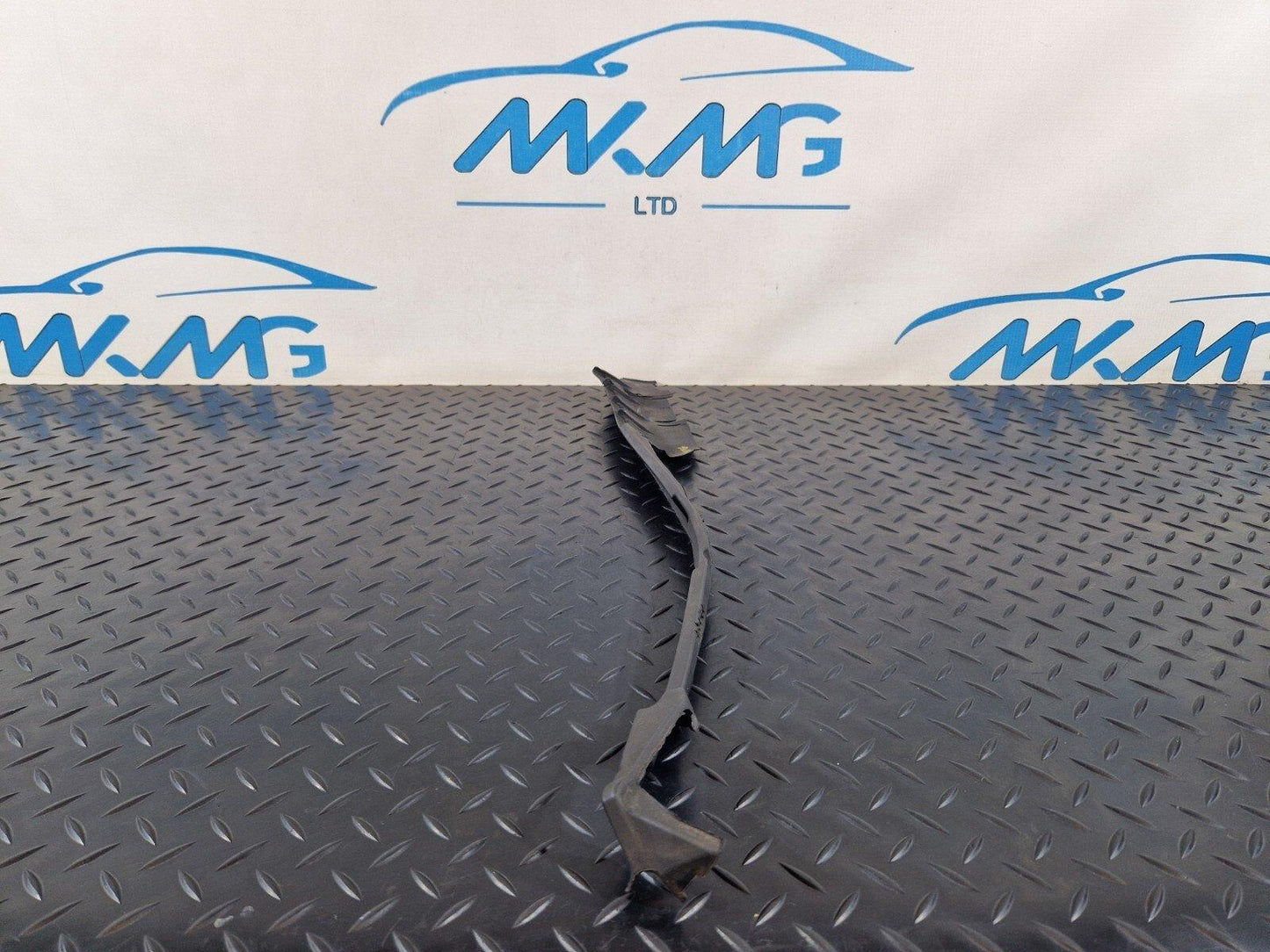 10-15 AUDI Q7 4L  FRONT LEFT SIDE RADIATOR AIR GUIDE SEAL 7L0121331