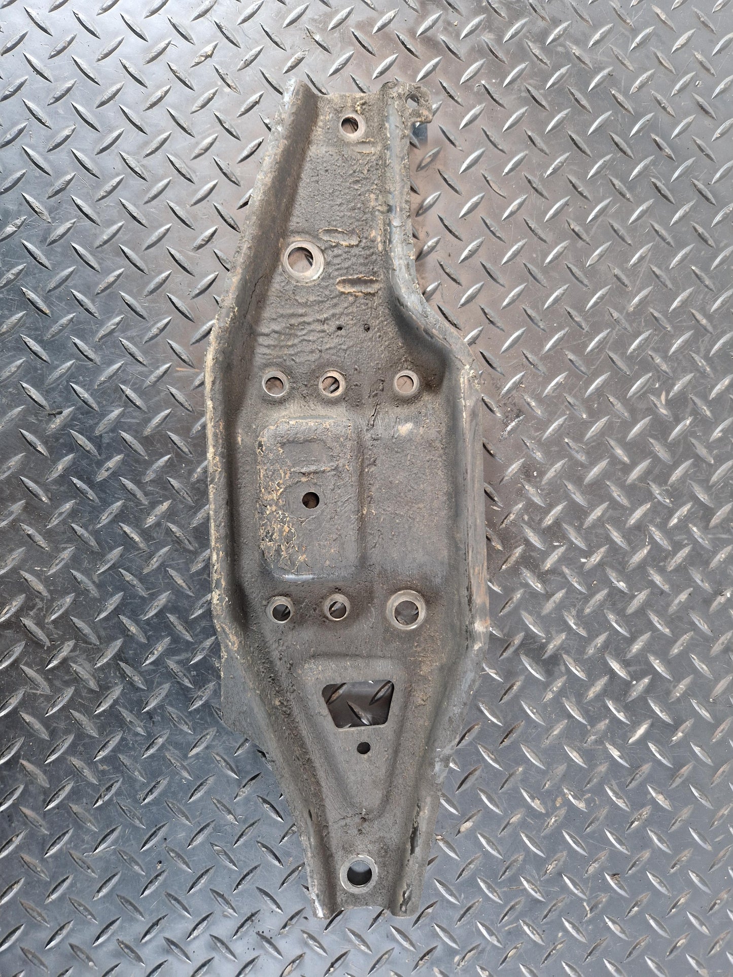 18-ON MERCEDES SPRINTER W907 FRONT BRACKET RIGHT LOWER MOUNT PLATE A9076220800