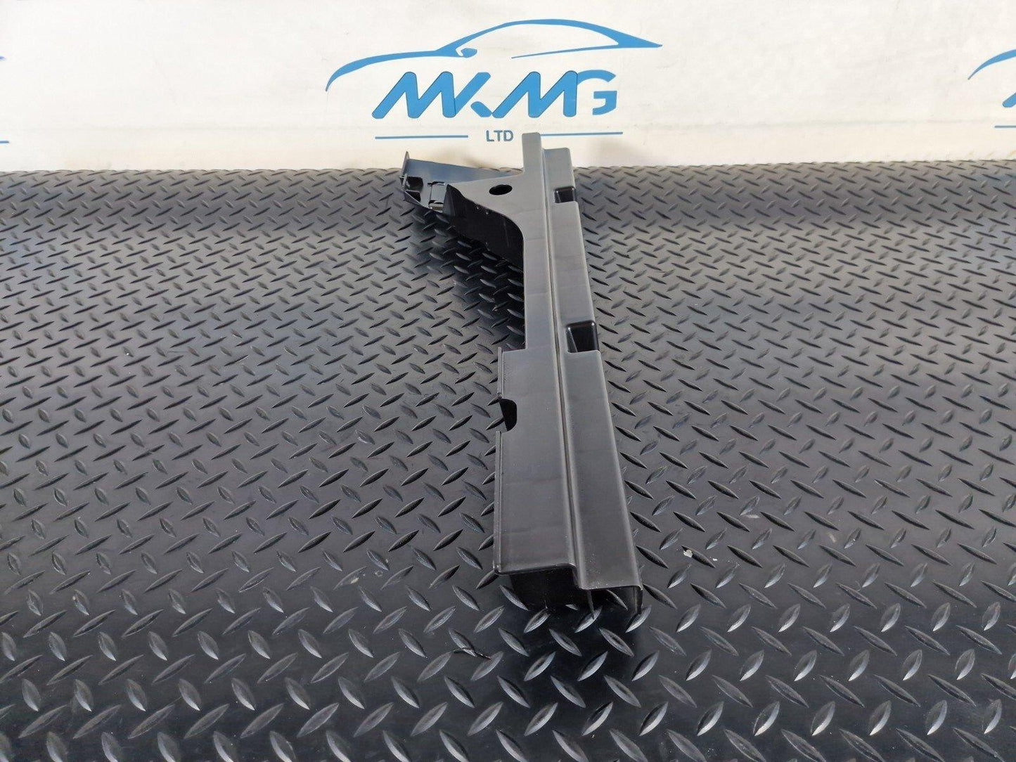 MERCEDES BENZ GLA X156 BOOT TRUNK RIGHT QUATER PANEL TRIM BRACKET A1568901200