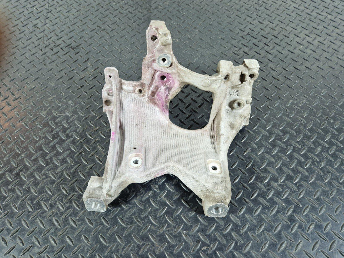 16-19 AUDI A4 B9 GENUINE FRONT LEFT N/S SIDE ENGINE MOUNT BRACKET 8W0399295E