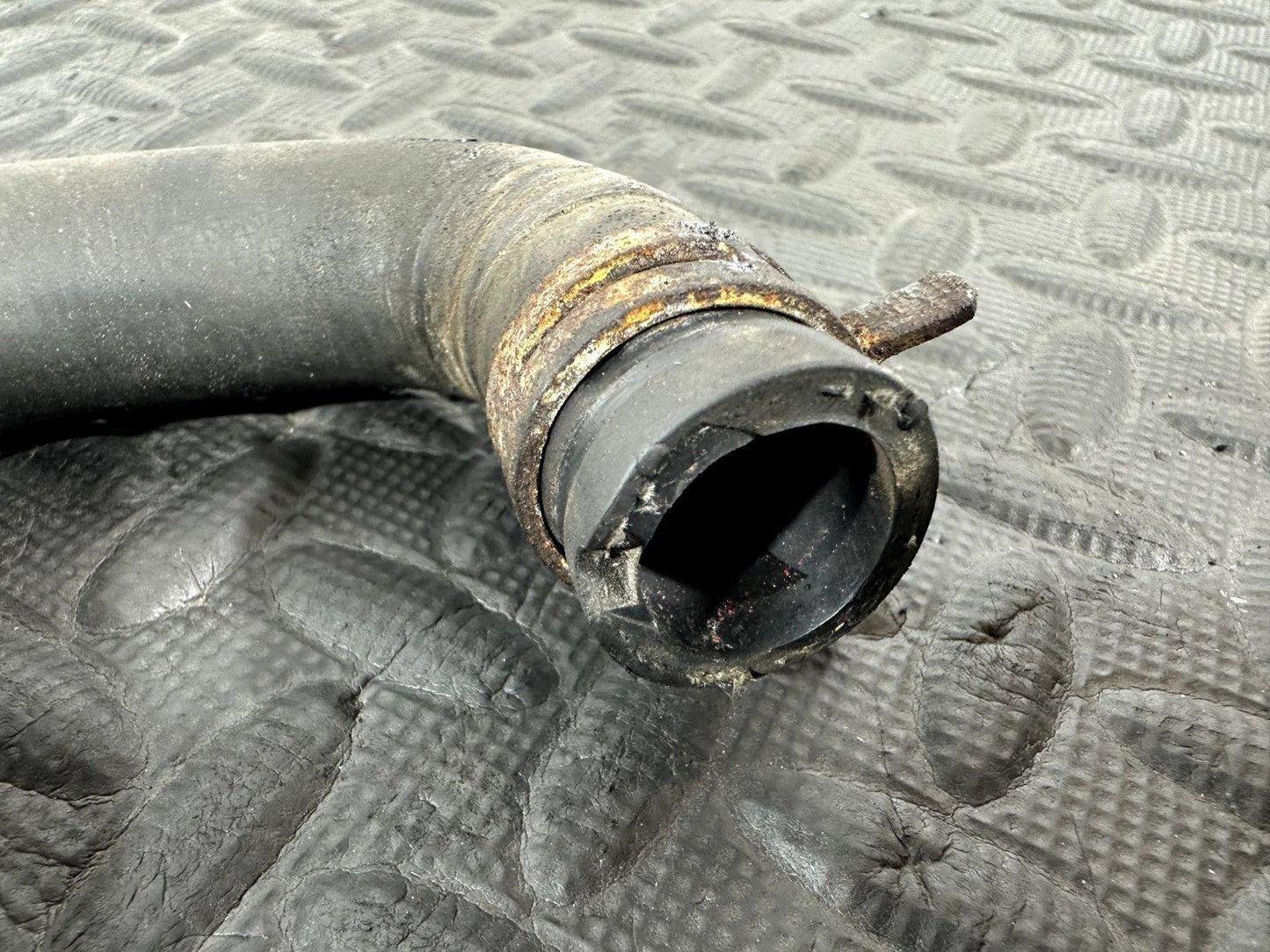 12-18 MERCEDES A CLASS W176 1.5CDI OM607 GENUINE WATER COOLANT PIPE A2465011556