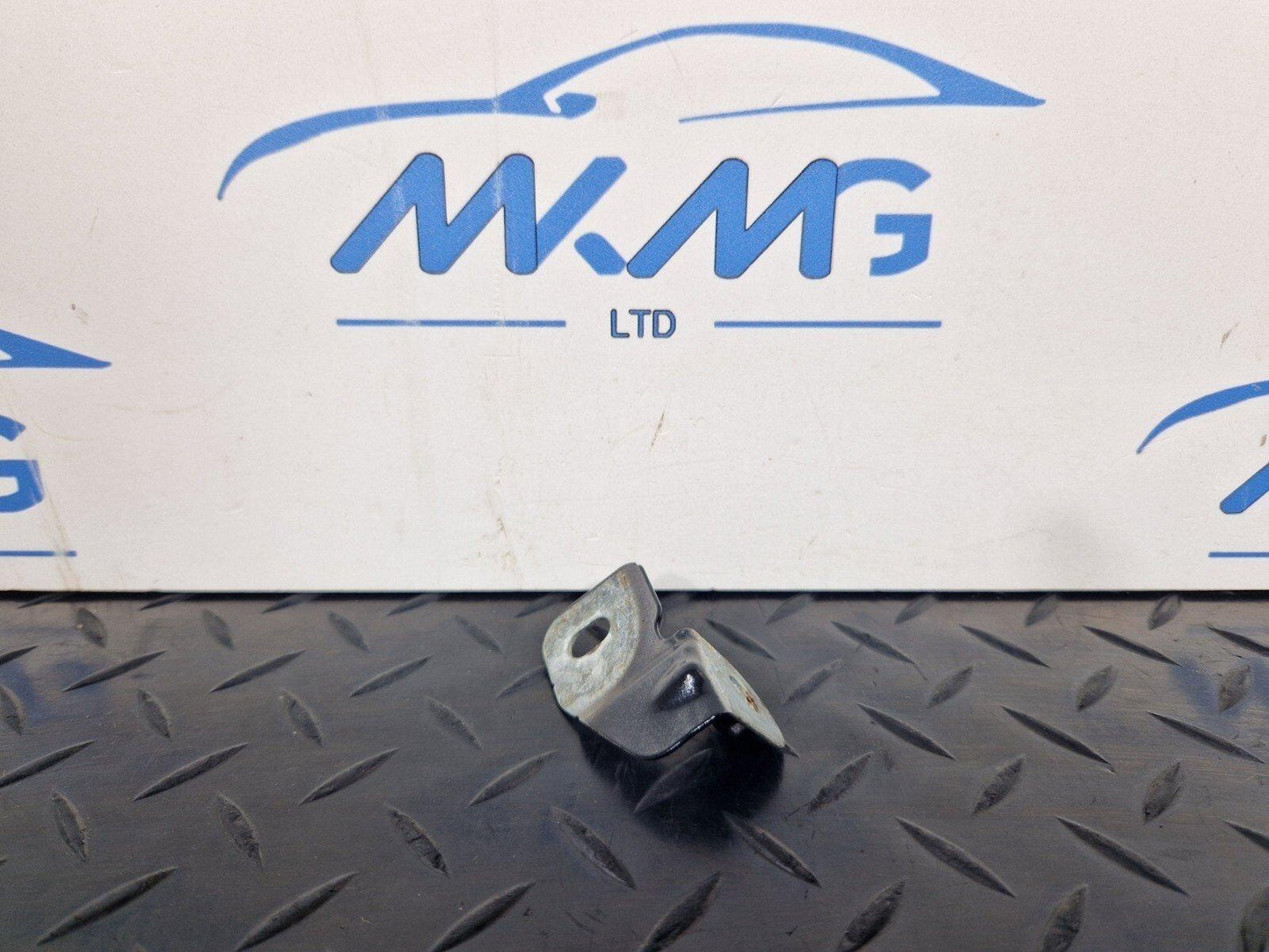 16-23 AUDI S5 COUPE GENUINE FRONT RIGHT DRIVER SIDE WING BRACKET 8W0821470