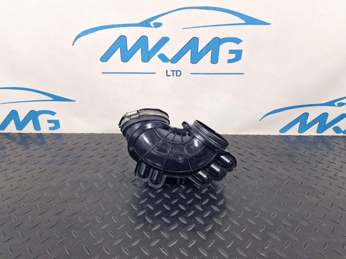 12-18 BMW 3 SERIES F30 F31 LCI AIR INTAKE RESONATOR DUCT 8601681