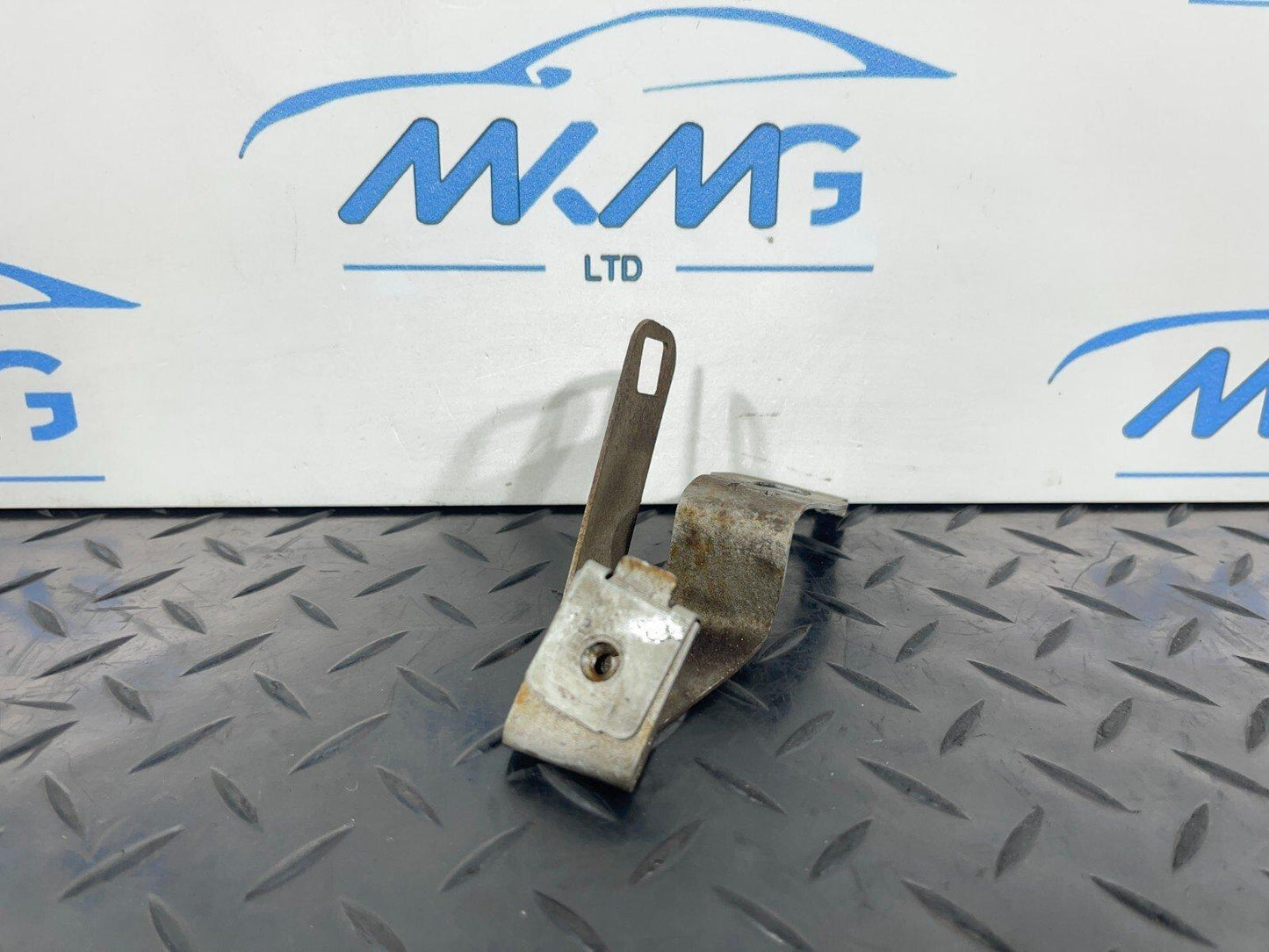 14-21 MERCEDES BENZ C300h W205 UNDERSHIELD RIGHT BRACKET A2055240240