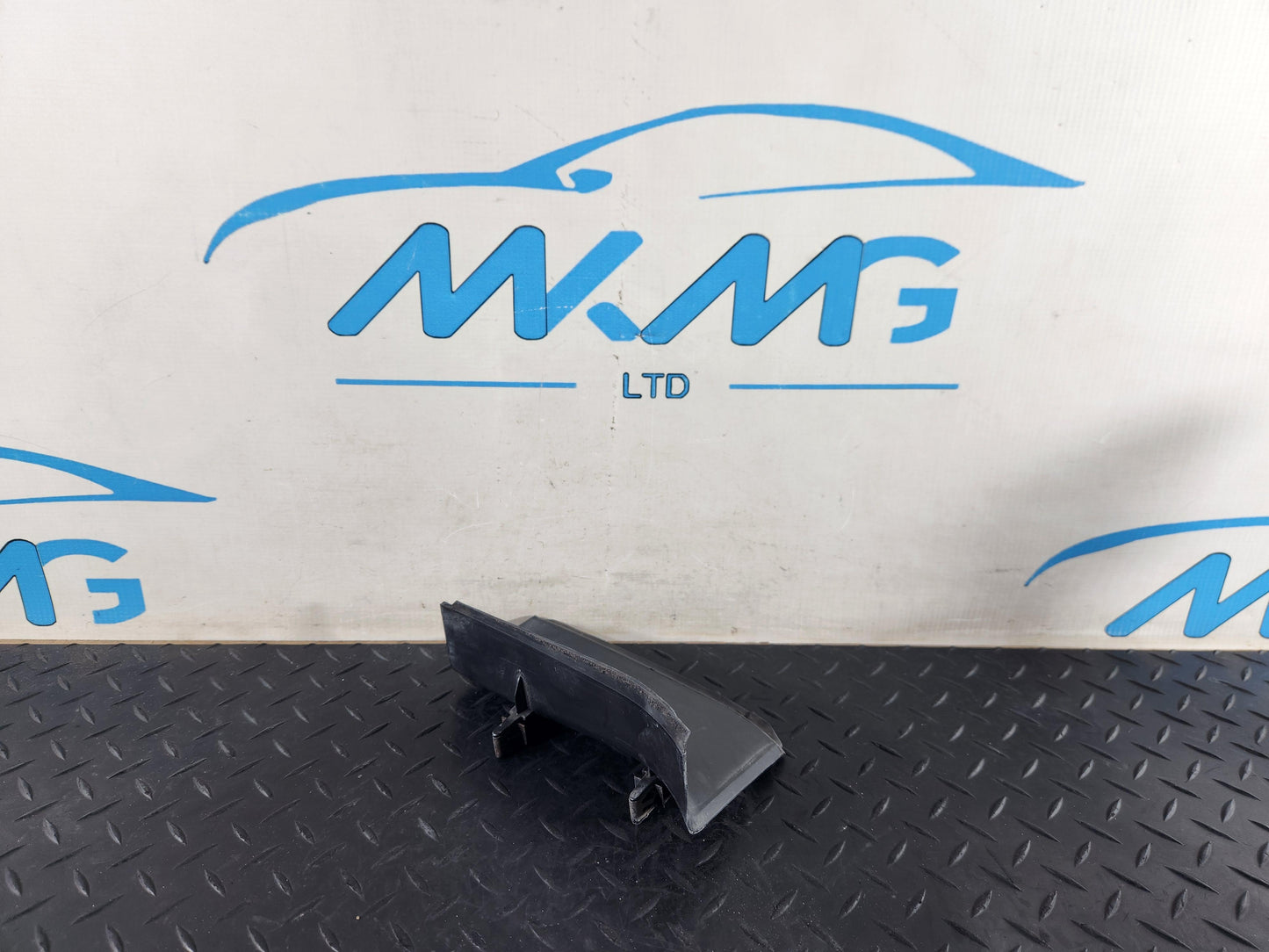 Range Rover Sport L494 Damaged Tailgate Trim Panel DK62-28661-AC