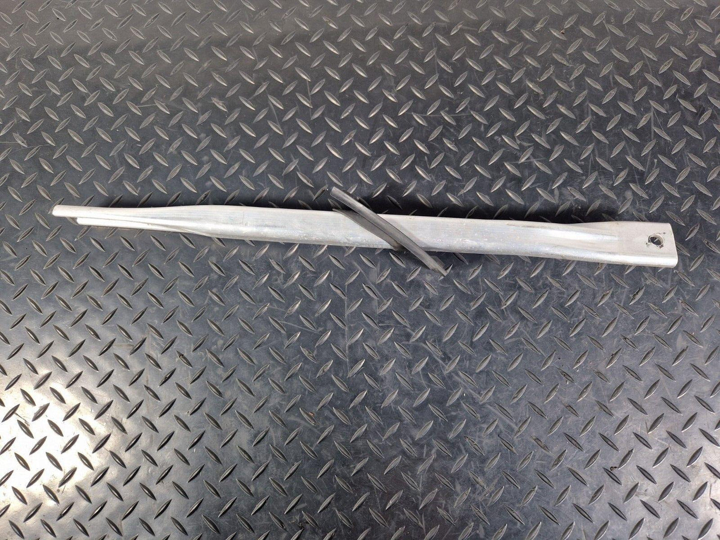 16-19 AUDI A4 B9 GENUINE FRONT RIGHT SUPPORT BRACKET BAR 8W0805646