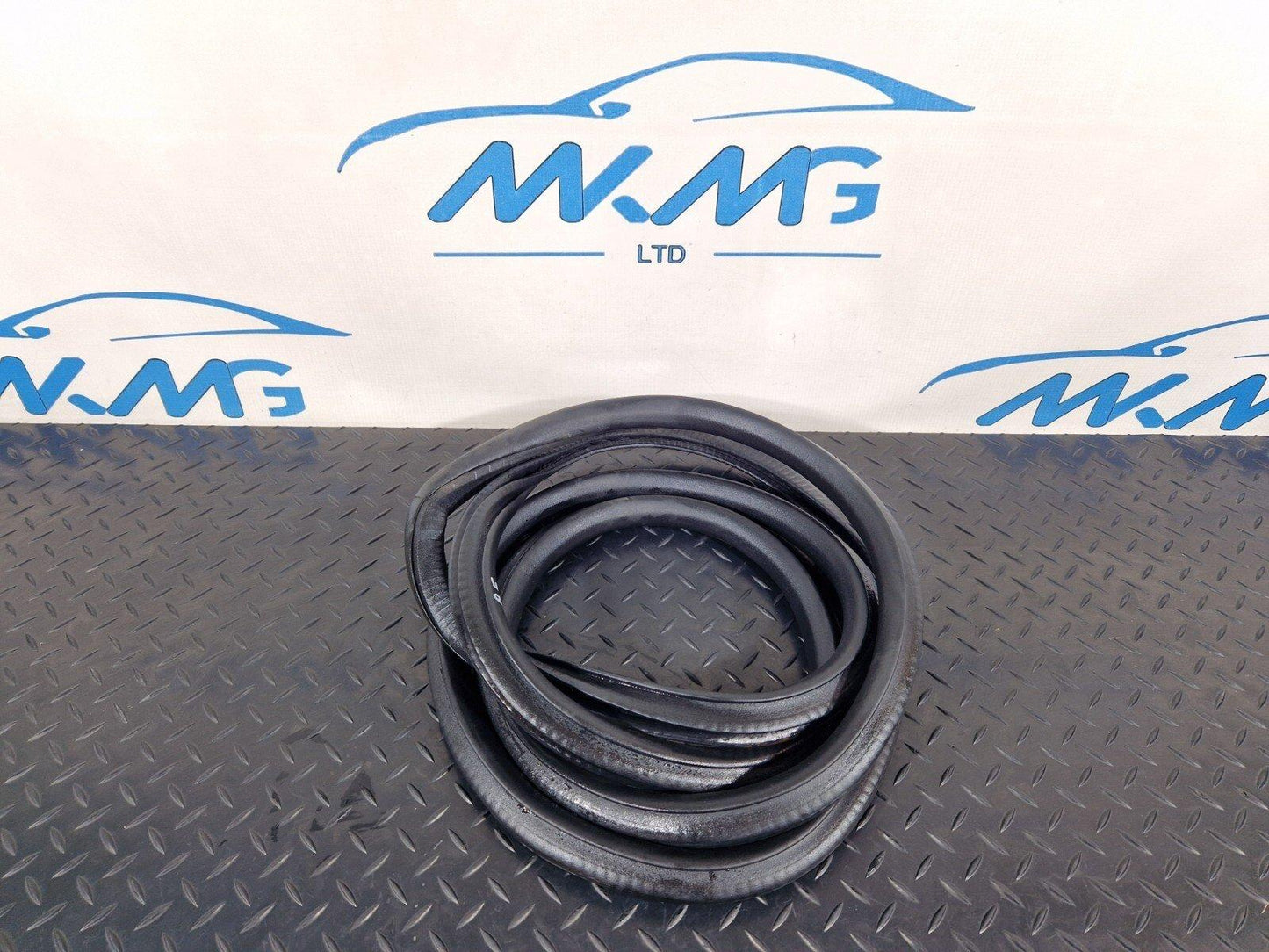 19-ON MERCEDES B CLASS W247 FRONT DOOR RUBBER SEAL FITS LEFT & RIGHT A2476920300