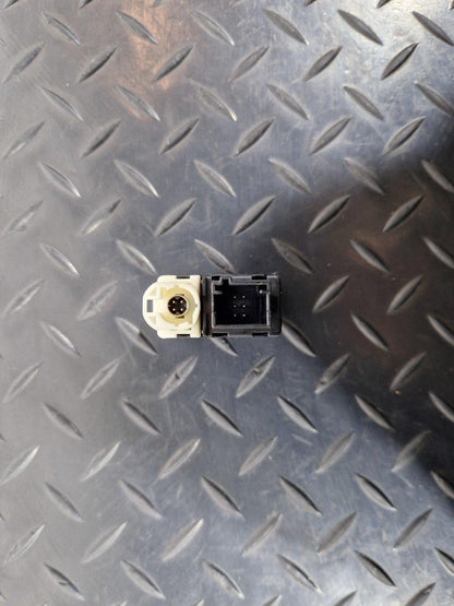 11-18 BMW 6 SERIES F06 AUX IN USB SOCKET POWER PORT 9237654