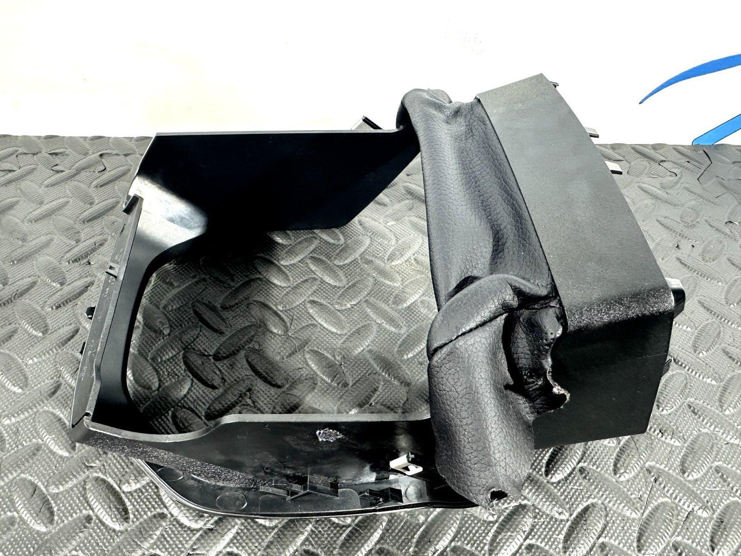 14-21 MERCEDES BENZ GENUINE STEERING COLUMN SURROUND TRIM COVER A20568015079051