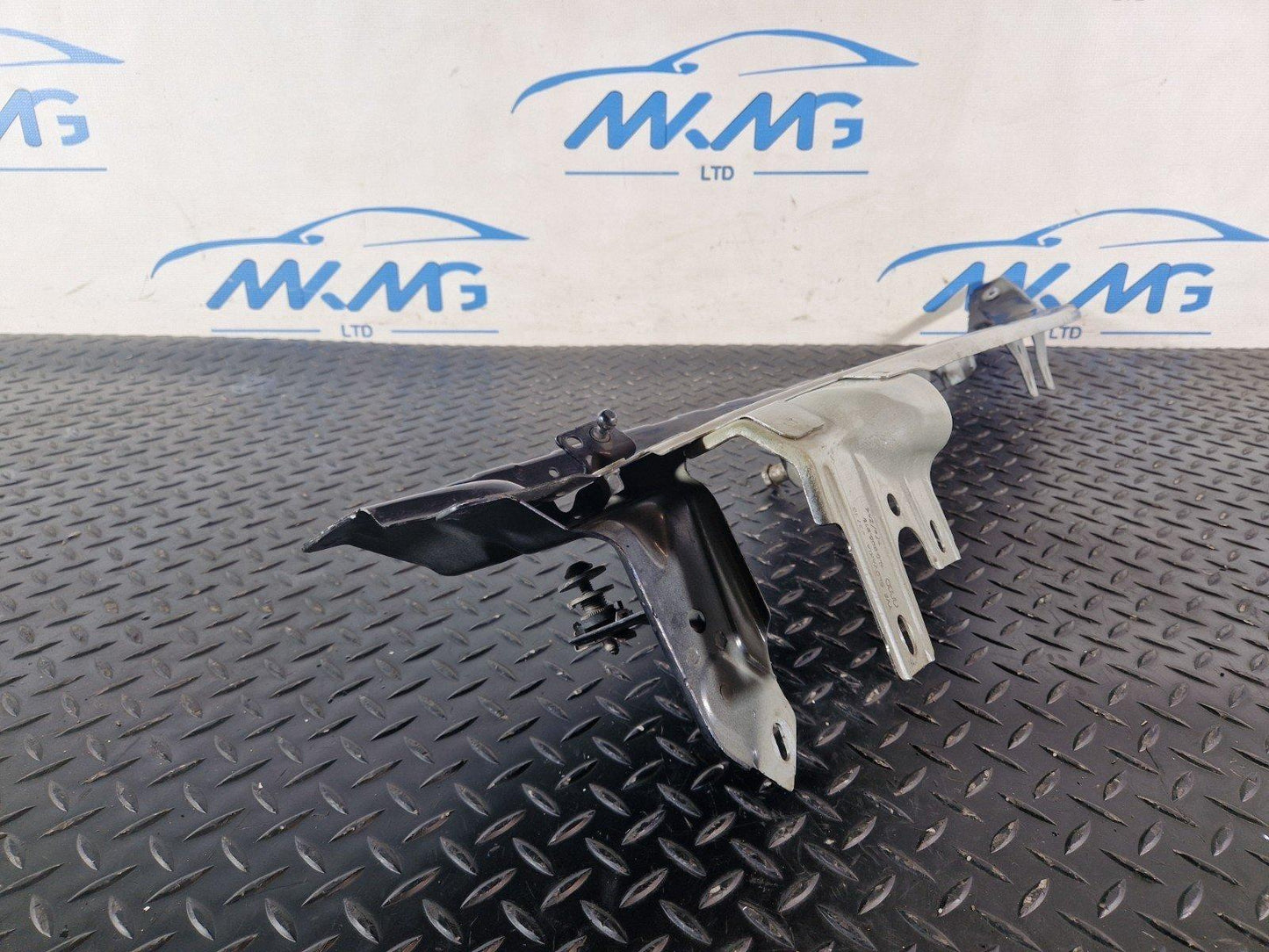 10-15 AUDI Q7 4L GENUINE FRONT LEFT N/S FENDER WING MOUNT BRACKET 4L0805157B
