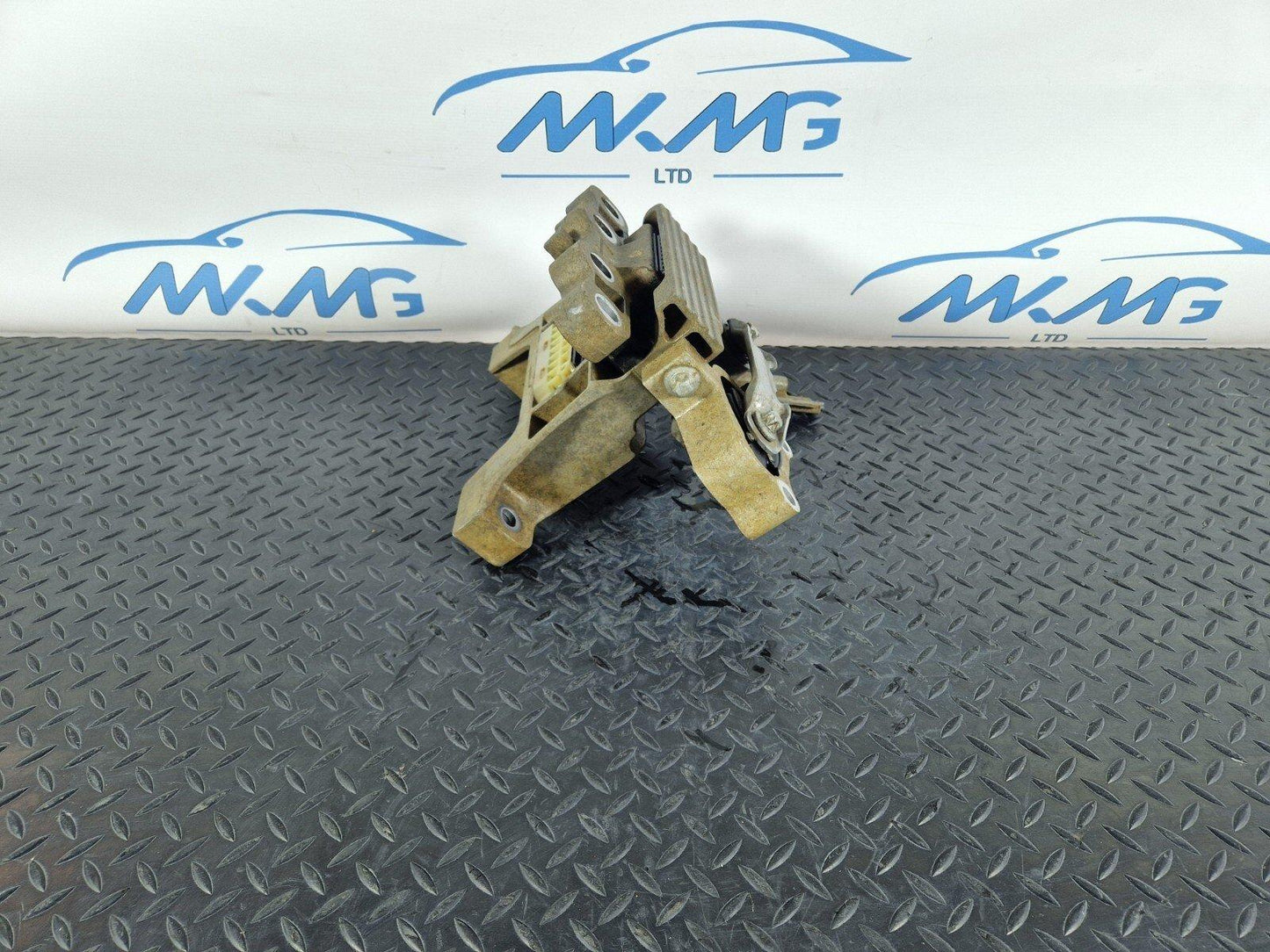 18-ON MERCEDES BENZ SPRINTER W910 FWD OM651.958 ENGINE MOUNT BRACKET A9102410000