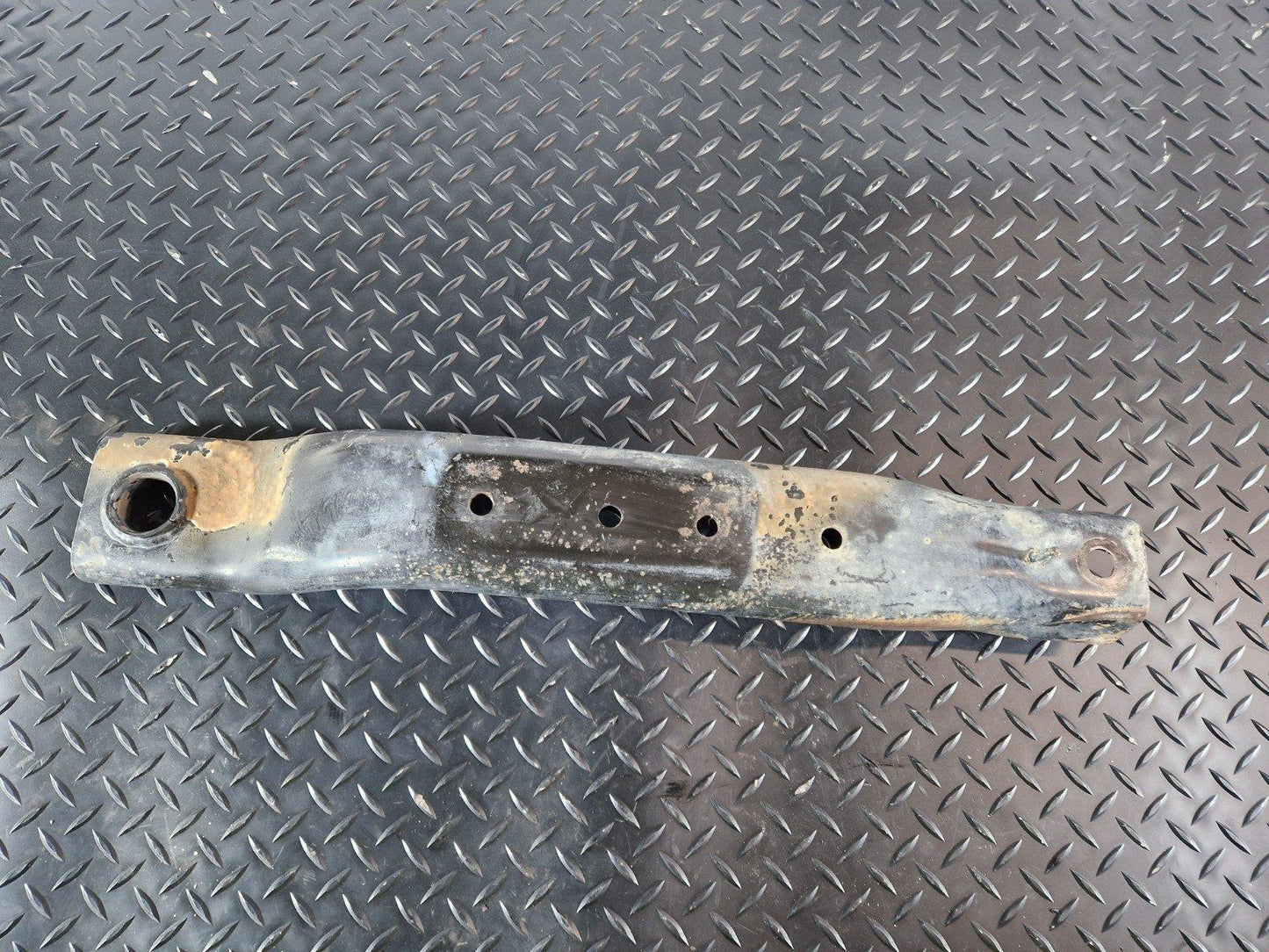 18-ON MERCEDES-BENZ W906 SPRINTER DRIVER SUBFRAME MOUNT BRACE STRUT A9063300105