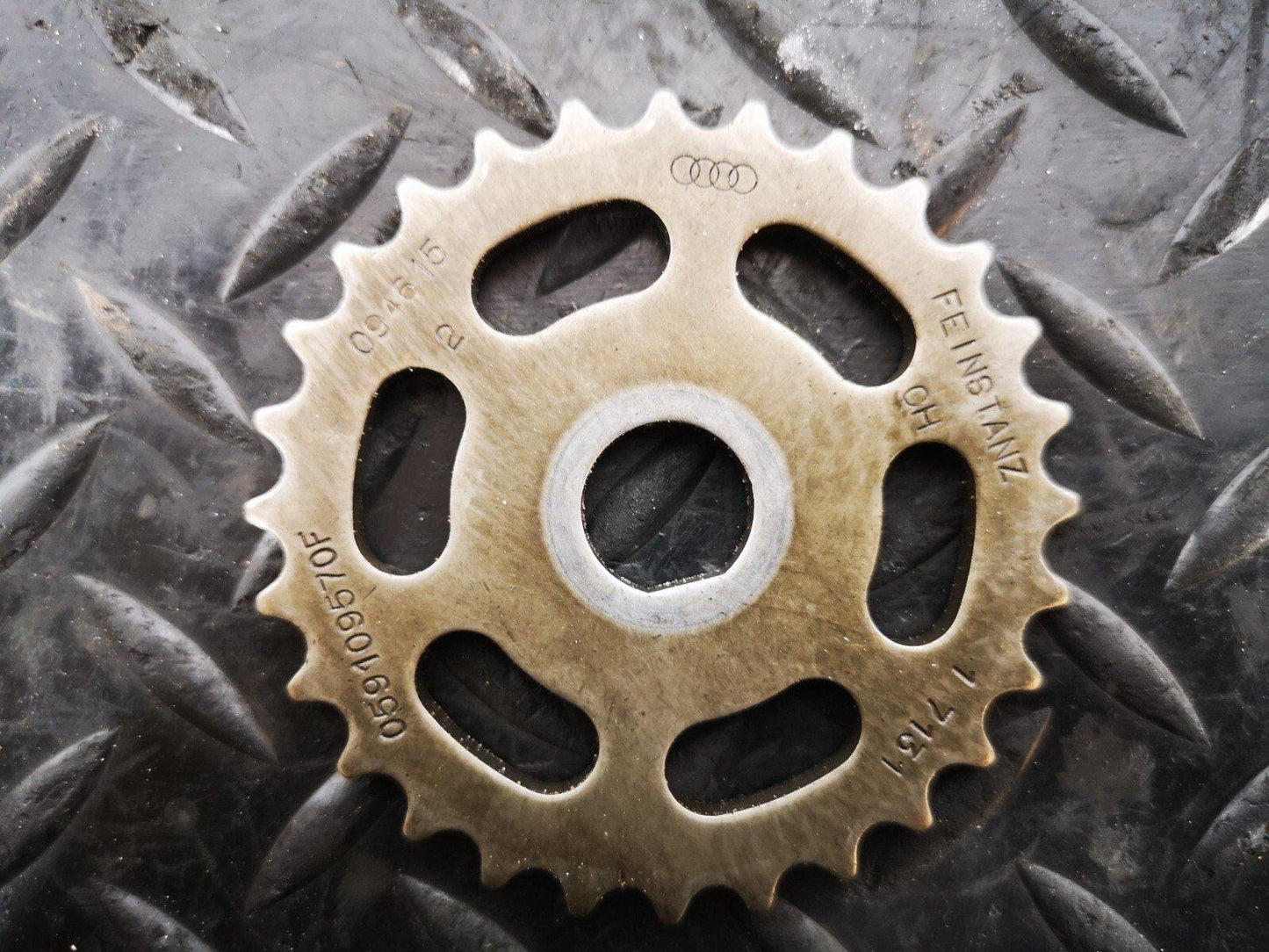 16-19 AUDI A4 B9 S-LINE GENUINE V6 3.0TDI CSW OIL PUMP GEAR 059109570F