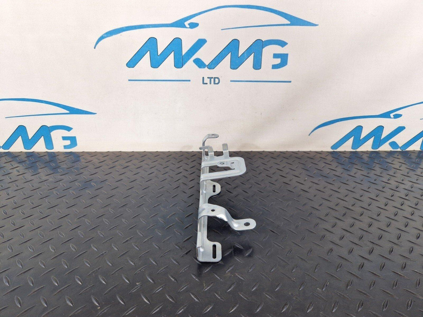 14-21 MERCEDES BENZ C300h W205 GENUINE RIGHT SIDE O/S BOOT BRACKET A2056914400