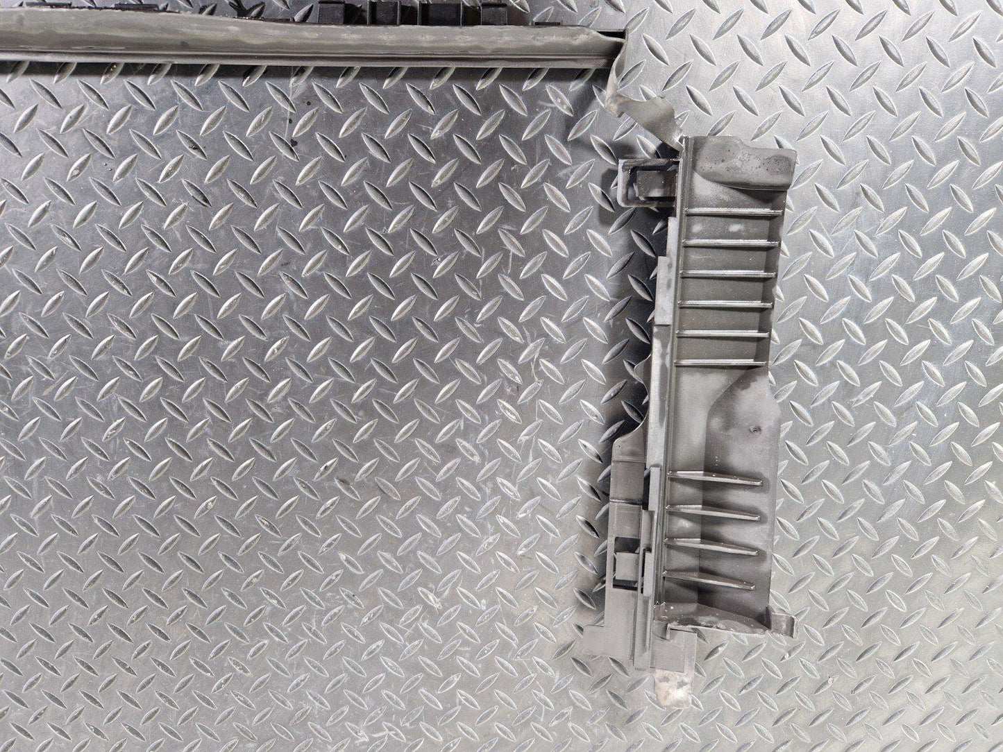 14-21 MERCEDES BENZ C200 W205 RADIATOR AIR GUIDE DUCT A2055050130