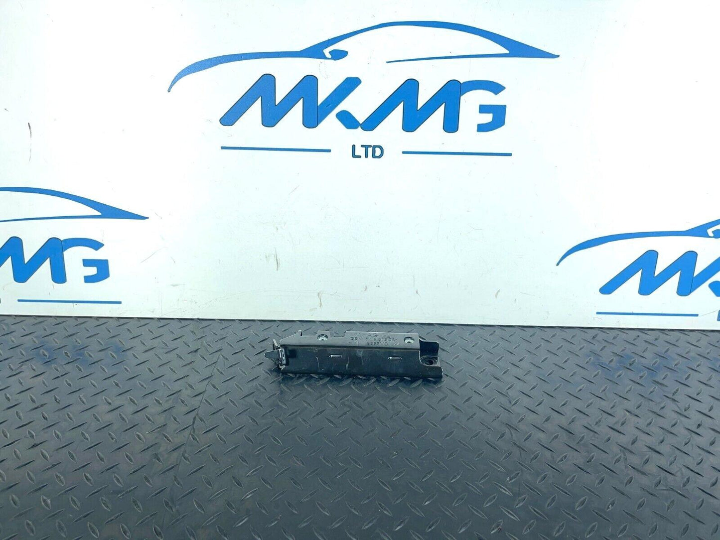 16-19 AUDI A4 B9 GENUINE GENUINE MOUNTING FOR TIE-DOWN EYE 8W9813981