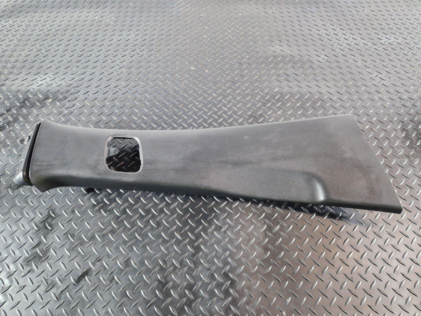 19-ON MERCEDES BENZ B CLASS W247 OEM RIGHT O/S B PILLAR TRIM A2476900400