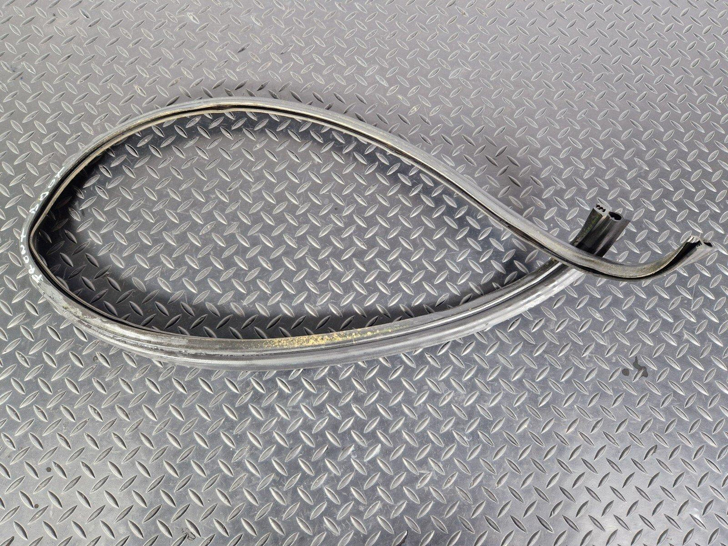 18-ON MERCEDES BENZ SPRINTER W907 W910 OEM BONNET RUBBER SEAL A9108870000
