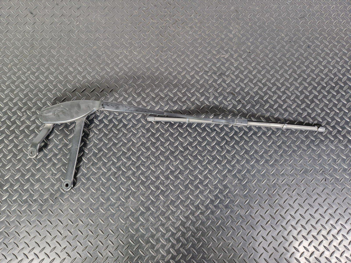 14-21 MERCEDES BENZ C300h W205 WINDSCREEN LEFT N/S WIPER ARM COVER A2058240219