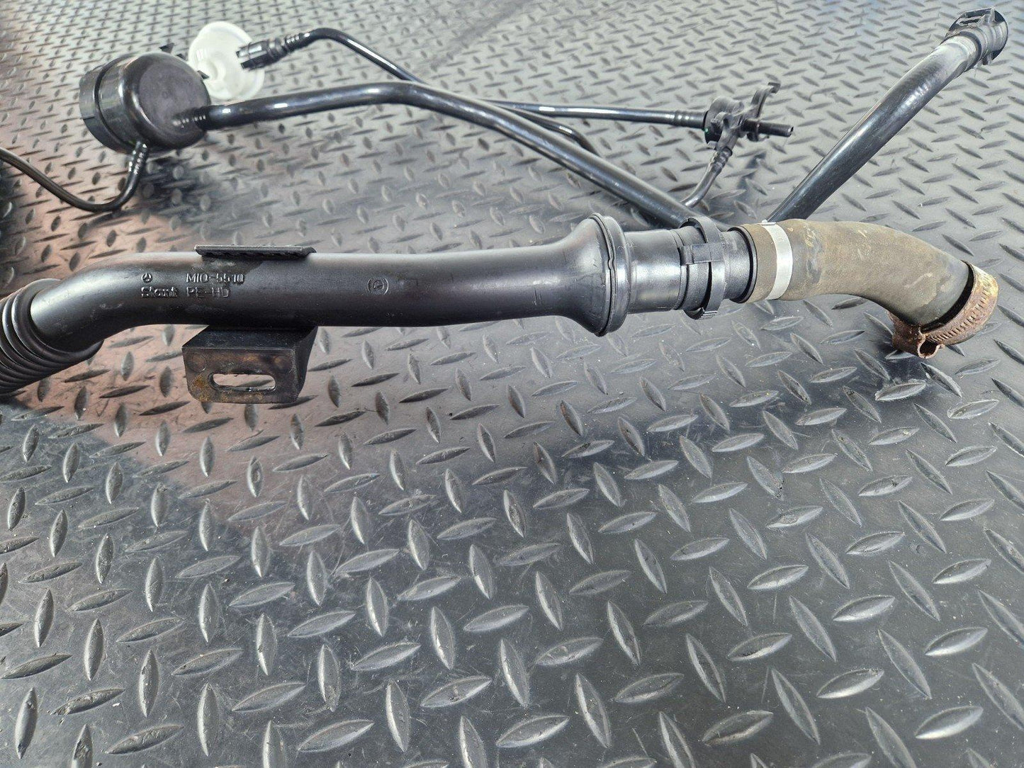 11-19 MERCEDES BENZ ML W166 ADBLUE PIPE FILLER A1664701720