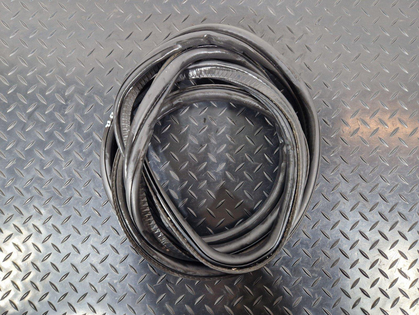 11-18 BMW 6 SERIES F06 GASKET SEAL RUBBER TAILGATE BOOTLID TRUNK 7228502