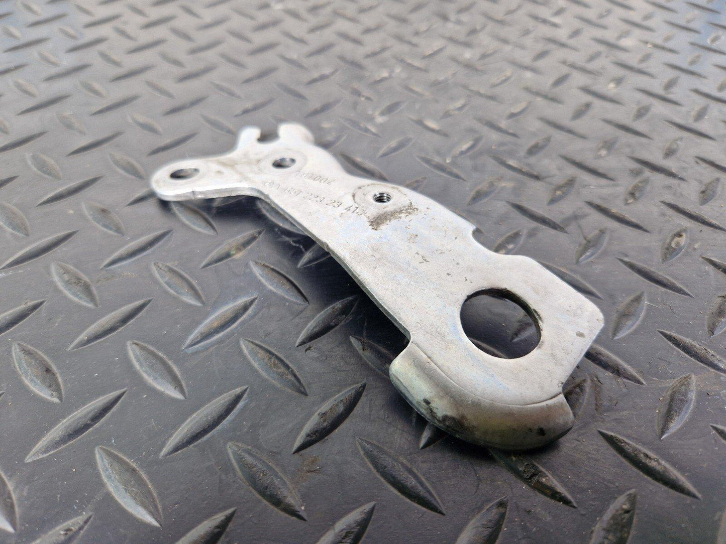 18-ON MERCEDES BENZ SPRINTER W907 OEM ENGINE REAR LEFT LIFTING LUG A6512232341