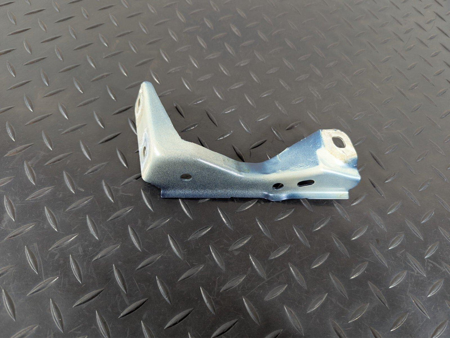 16-22 BMW X1 F48 GENUINE FRONT LEFT PASSENGER SIDE WING BRACKET MOUNT 7392803