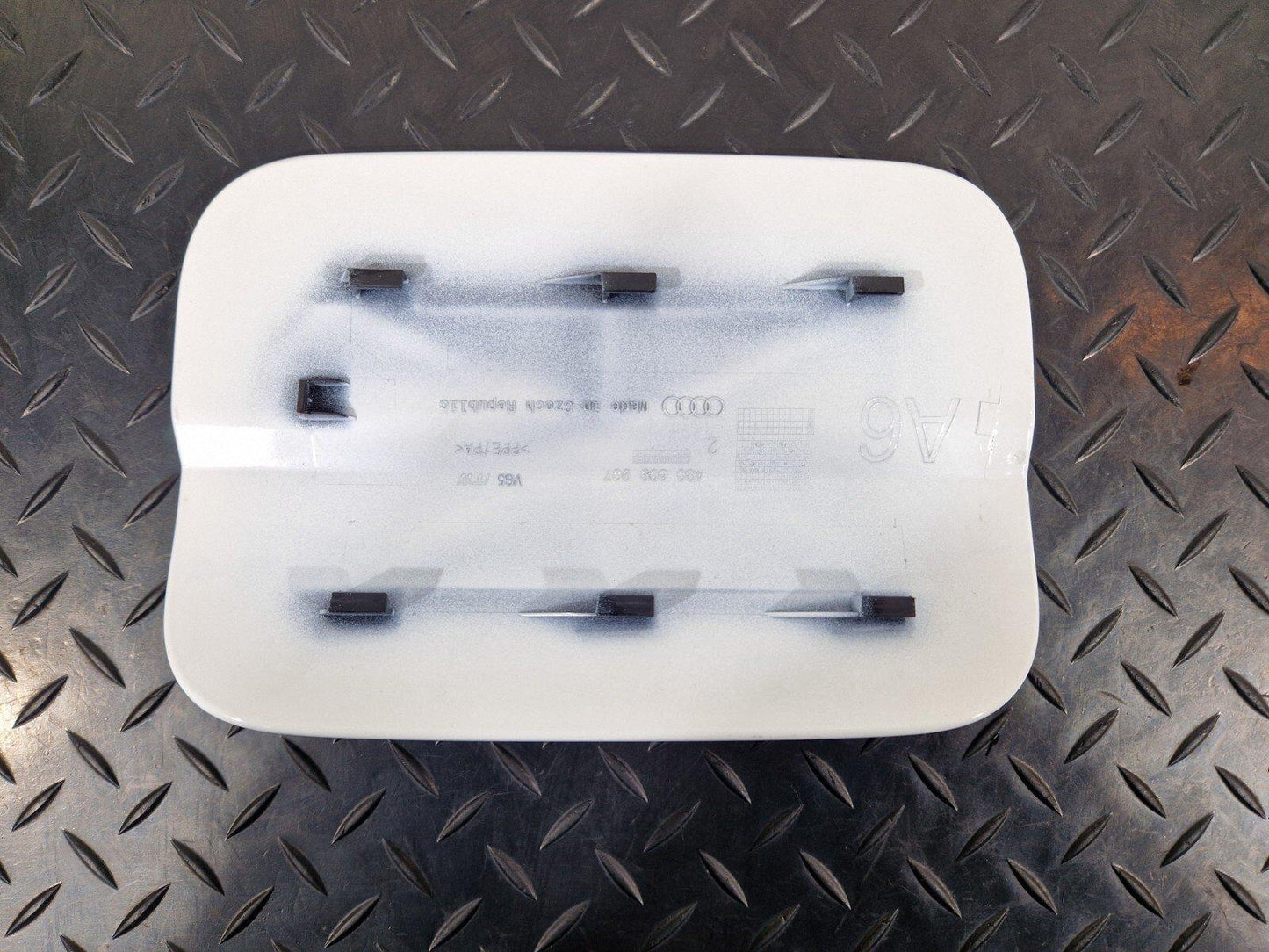 12-18 AUDI A6 C7 FUEL FILLER FLAP COVER LID IN WHITE LY9C 4G0809907