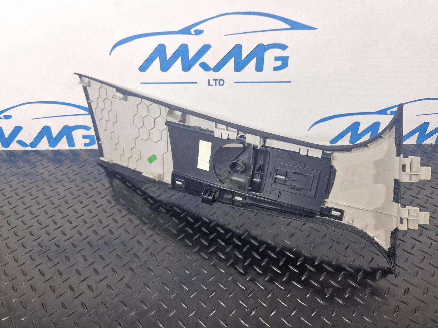 14-21 MERCEDES BENZ W205 GENUINE B-PILLAR LEFT SIDE SEAT BELT TRIM A2056900126