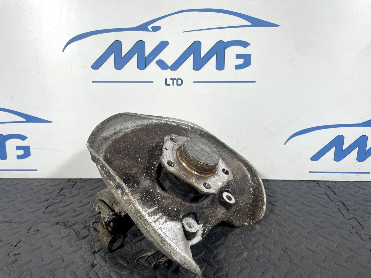 16-19 AUDI A4 B9 GENUINE REAR LEFT PASSENGER WHEEL HUB & BEARING 8W0505431T