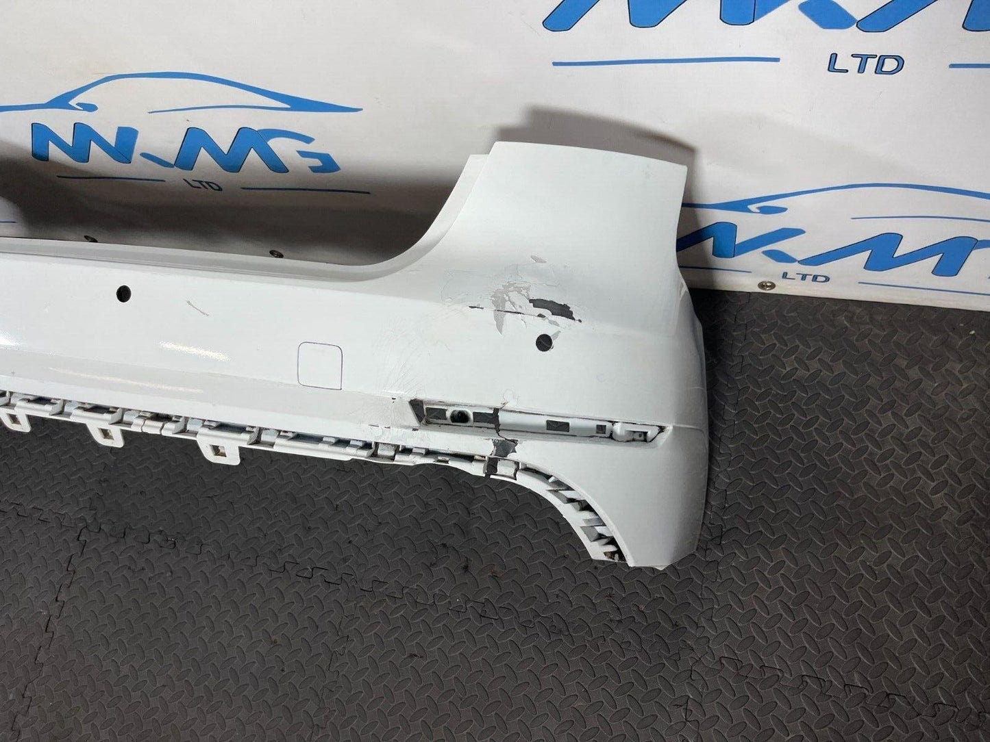 16-19 AUDI A4 B9 ULTRA SE GENUINE REAR BUMPER IN WHITE (DAMAGED)