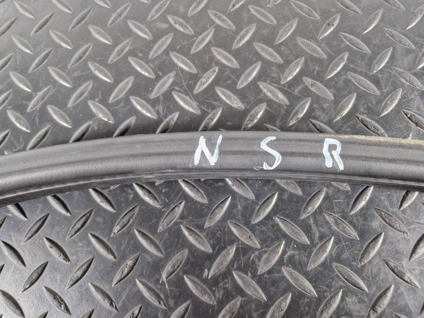 14-19 LAND ROVER L550 DISCOVERY SPORT OEM N/S/R REAR LEFT DOOR SEAL FK72253A10A