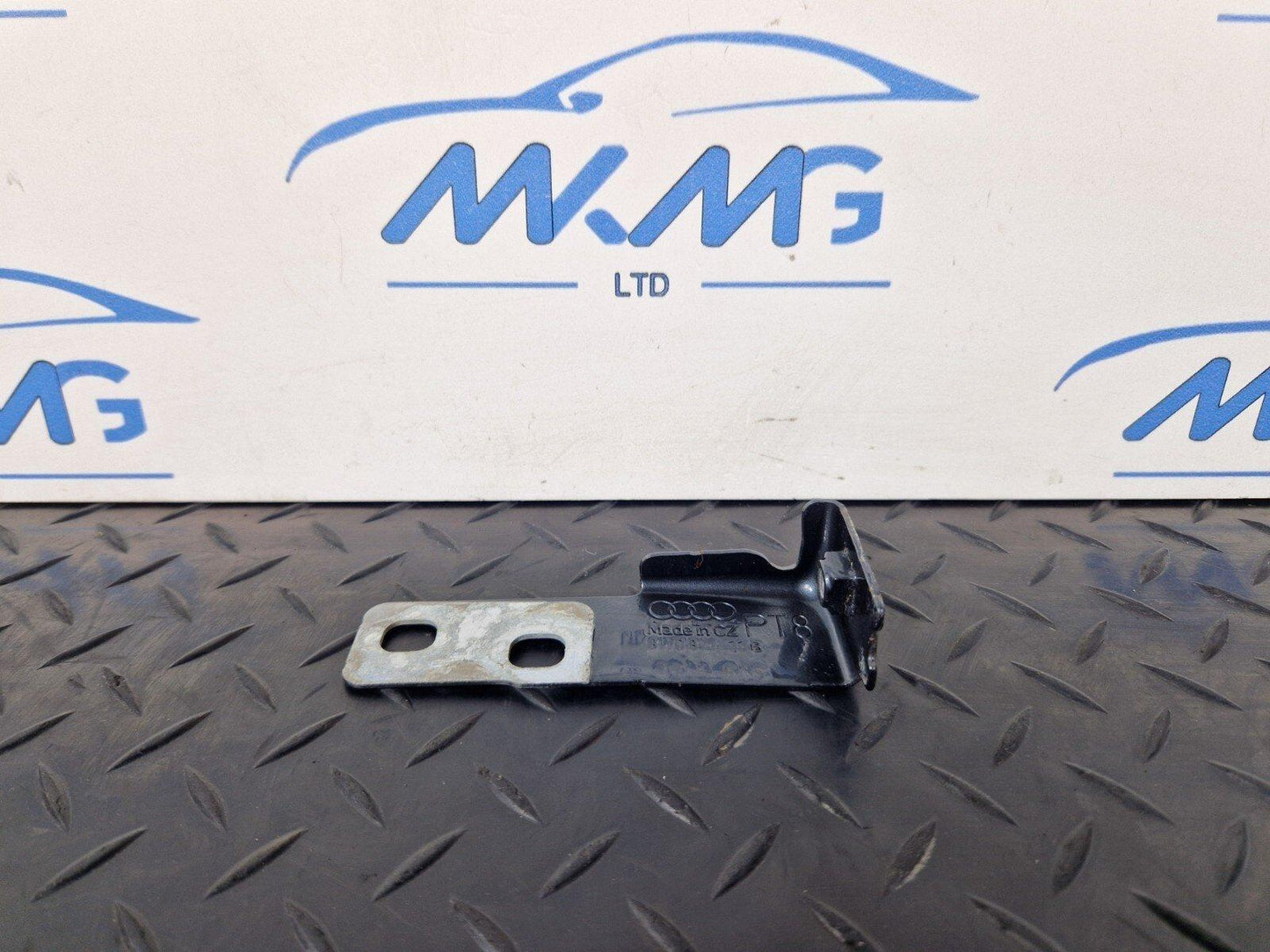 16-19 AUDI A4 B9 GENUINE FRONT LEFT PASSENGER SIDE WING BRACKET 8W0821433B