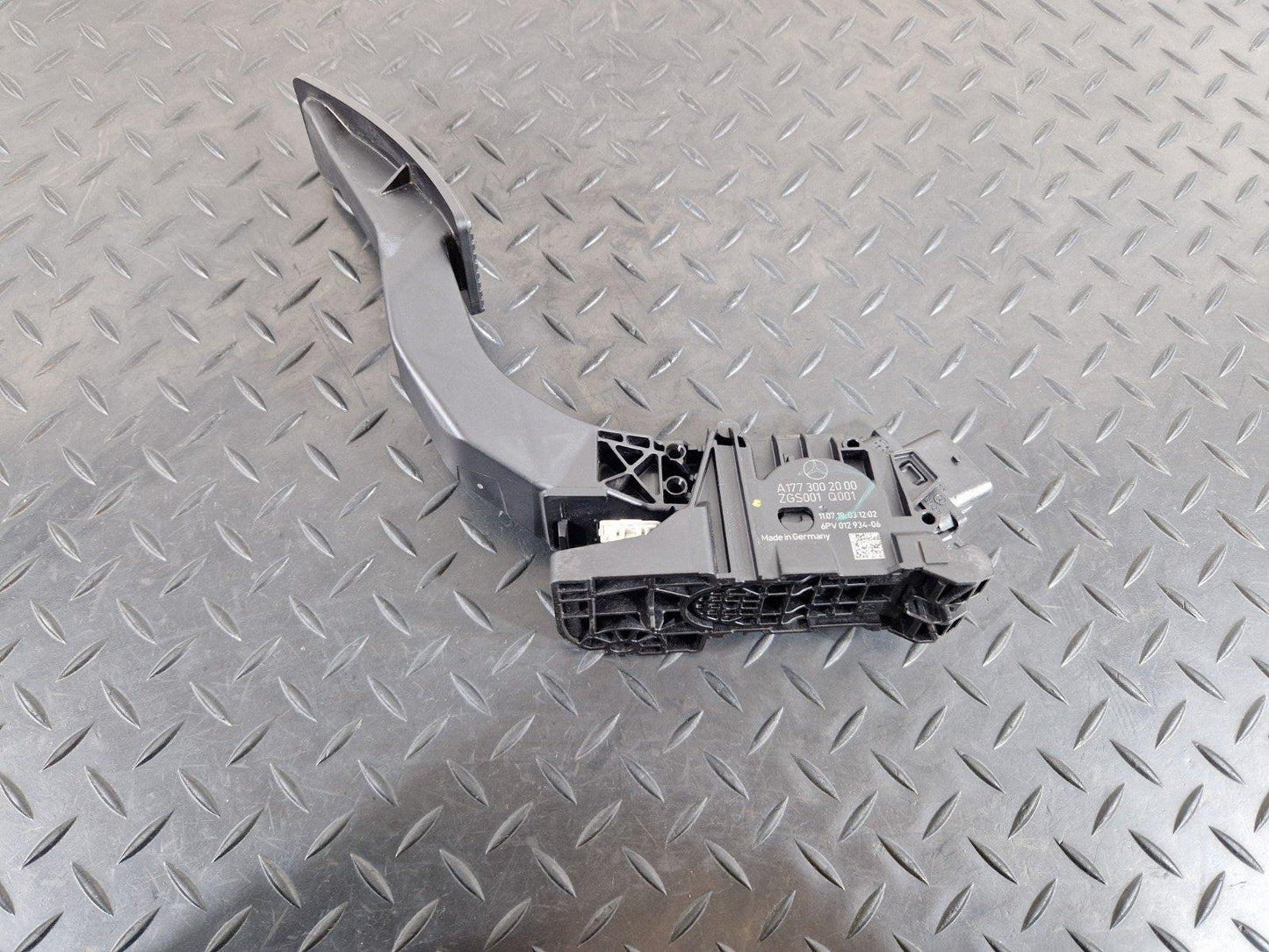 18-ON MERCEDES BENZ A CLASS W177 GENUINE ACCELERATOR THROTTLE PEDAL A1773002000