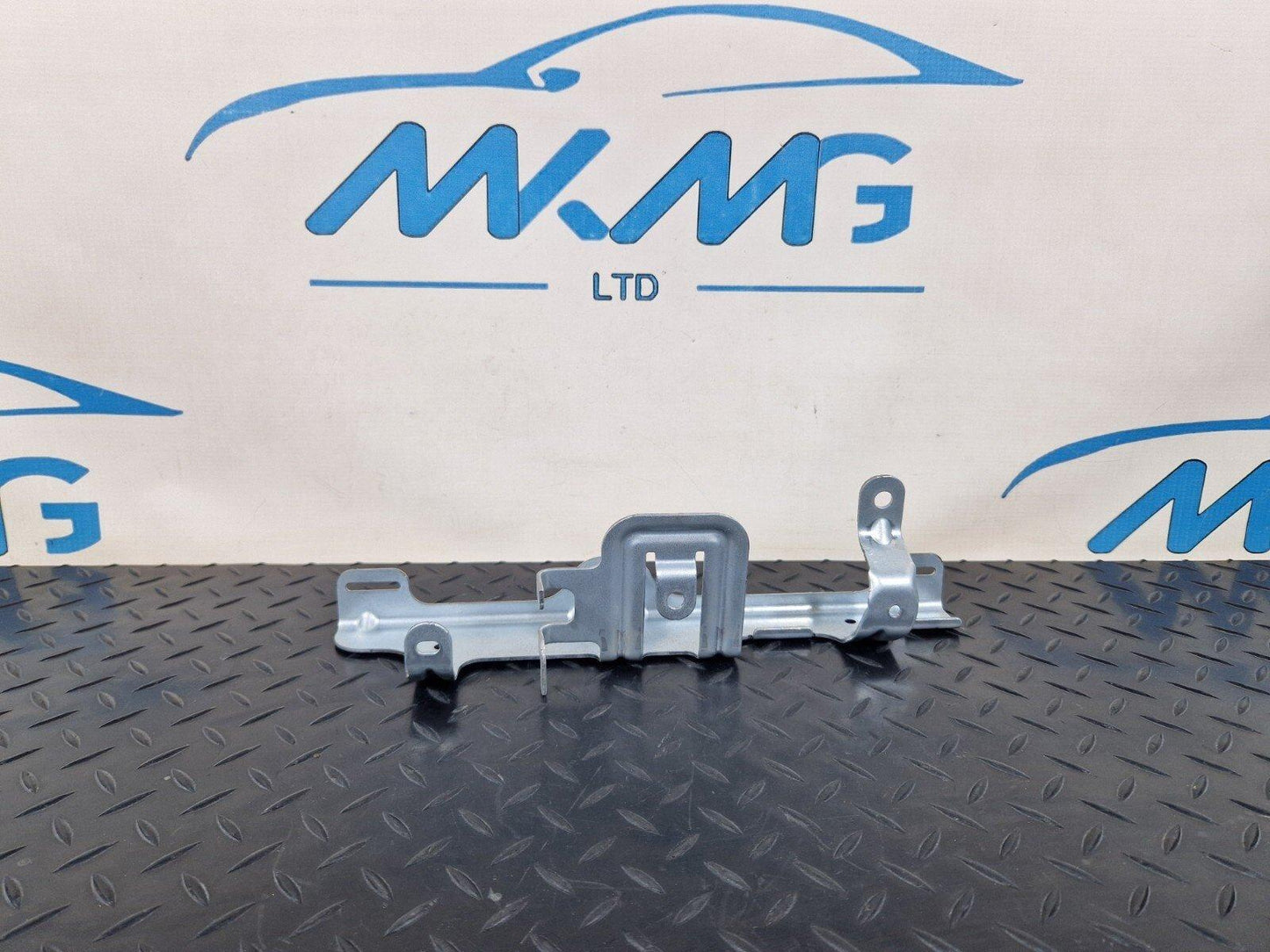 14-21 MERCEDES BENZ C200d W205 GENUINE RIGHT SIDE O/S BOOT BRACKET A2056914400