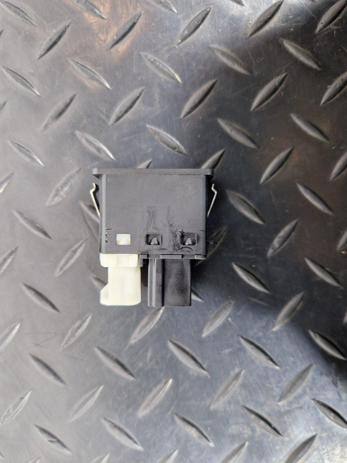 11-18 BMW 6 SERIES F06 AUX IN USB SOCKET POWER PORT 9237654