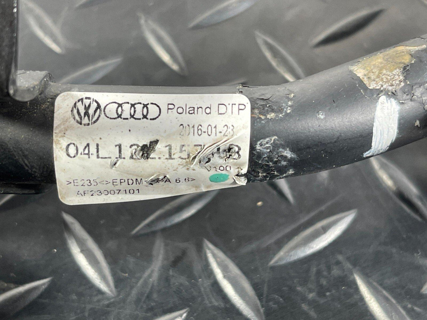 16-19 AUDI A4 B9 2.0TDI DET GENUINE DIESEL ENGINE WATER COOLANT PIPE 04L122157AB