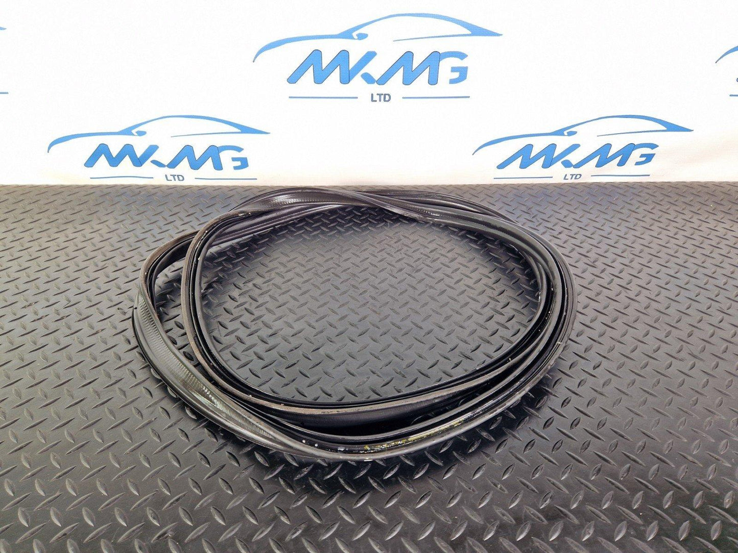 12-18 MERCEDES BENZ W176 TAILGATE BOOT TRUNK LID SEAL GASKET RUBBER A1767400078