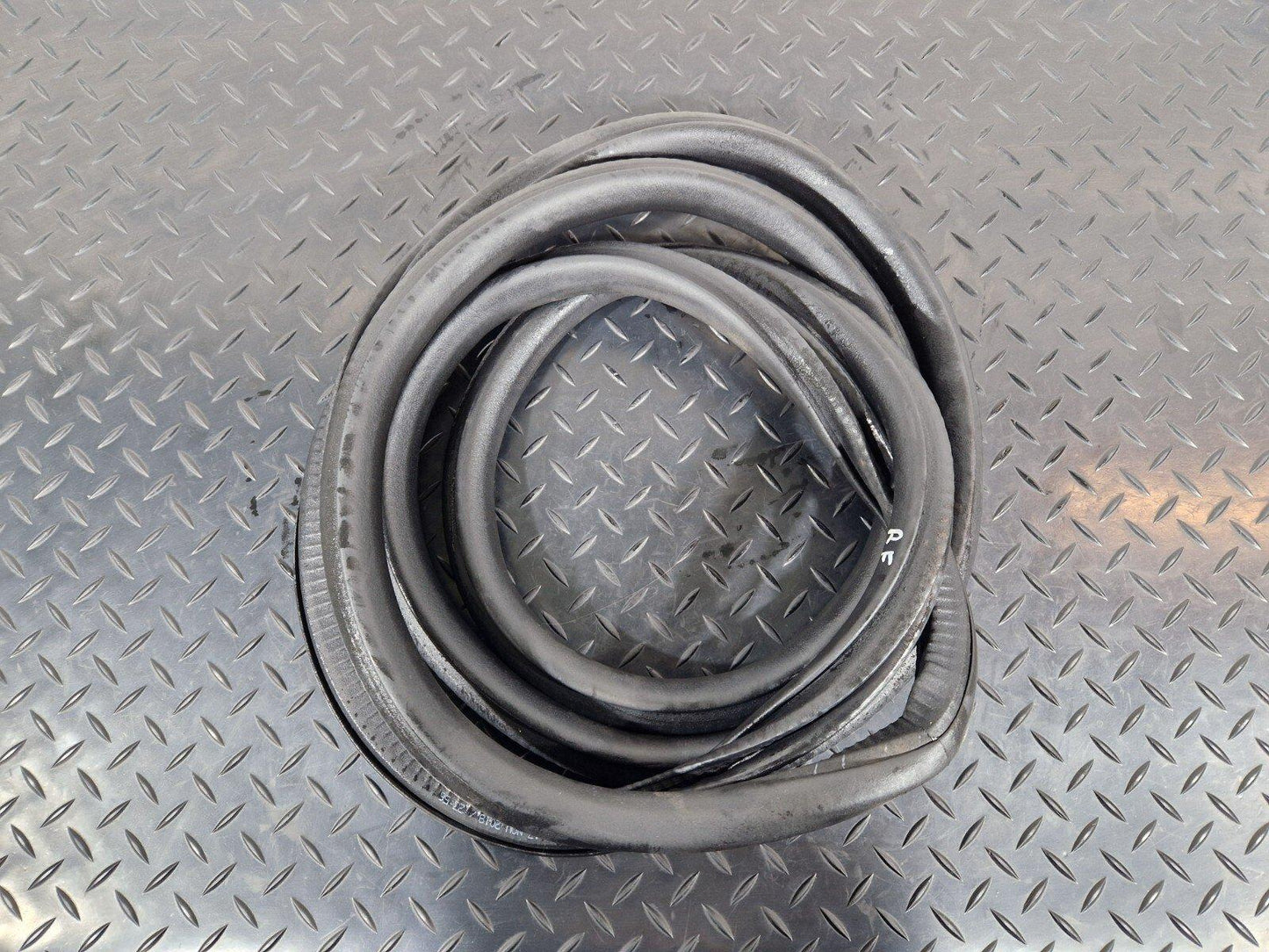 19-ON MERCEDES B CLASS W247 FRONT DOOR RUBBER SEAL FITS LEFT & RIGHT A2476920300